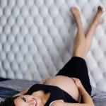 kobieca buduarowa sesja ciążowa w apartamencie