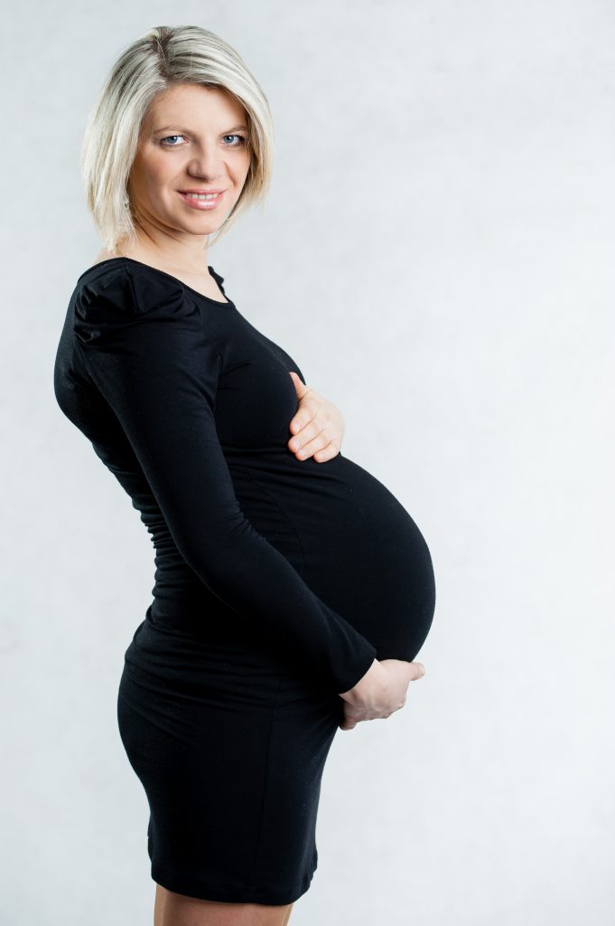 Kobieca sesja zdjęciowa ciążowa